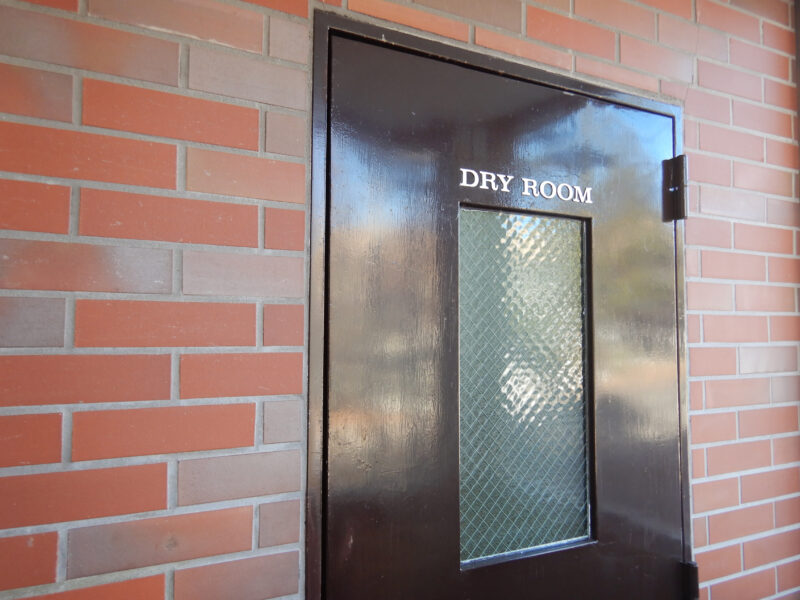 ドライルーム入口