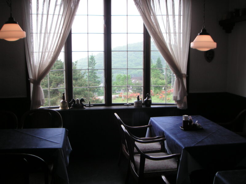 ダイニング・窓側席